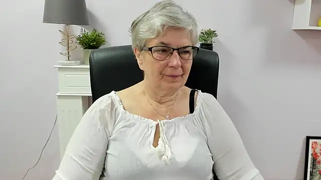 Snapshot of IrisDream chatting on June 2026 06:13:02 AM IrisDream online show from June 2026 06:13:02 AM