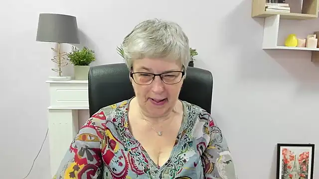 Snapshot of IrisDream chatting on June 2026 06:10:02 AM IrisDream online show from June 2026 06:10:02 AM