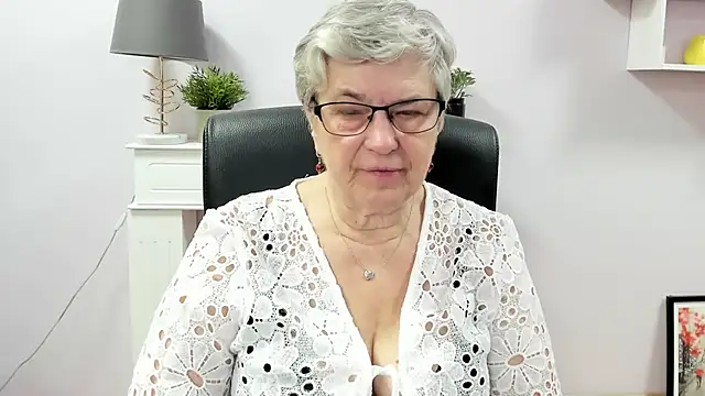 Snapshot of IrisDream chatting on July 2026 06:17:01 AM IrisDream online show from July 2026 06:17:01 AM