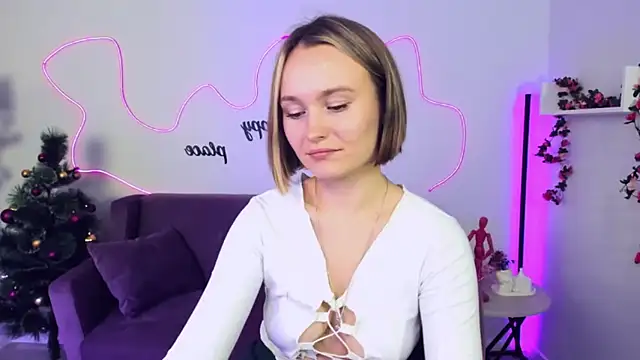 BritnieCute online show from December 2024 07:18:02 AM