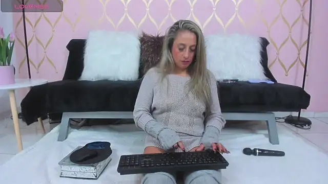 Snapshot of ladylians chatting on February 2025 06:57:02 PM ladylians online show from February 2025 06:57:02 PM