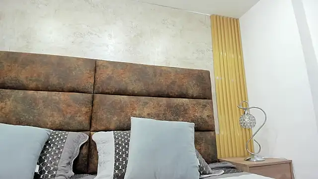 Snapshot of AuroraBon chatting on December 2025 02:38:01 AM AuroraBon online show from December 2025 02:38:01 AM