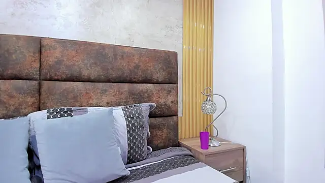 Snapshot of AuroraBon chatting on December 2025 05:02:01 AM AuroraBon online show from December 2025 05:02:01 AM