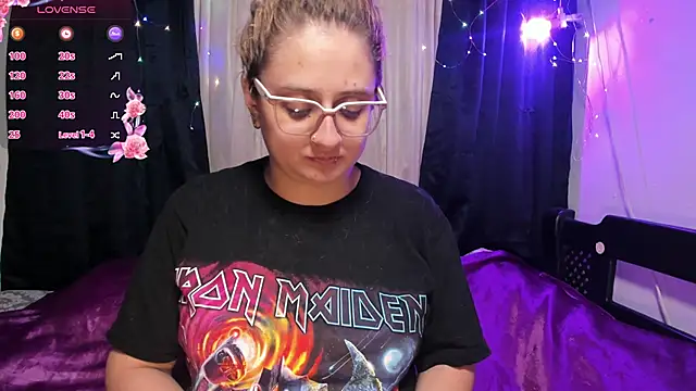 Snapshot of AnnieBigBoobs chatting on March 2025 12:12:01 AM AnnieBigBoobs online show from March 2025 12:12:01 AM