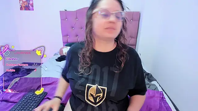 Snapshot of AnnieBigBoobs chatting on December 2025 10:04:02 PM AnnieBigBoobs online show from December 2025 10:04:02 PM