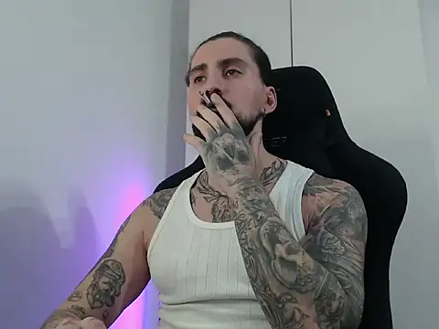 Snapshot of MateoHunk chatting on November 2025 05:45:02 PM MateoHunk online show from November 2025 05:45:02 PM