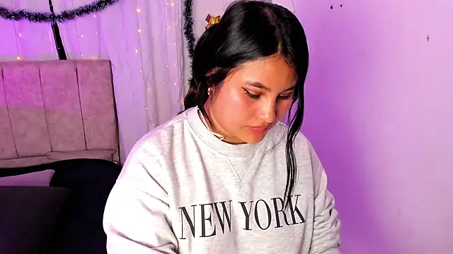 Snapshot of Little_Ivy chatting on January 2025 10:11:02 PM Little Ivy online show from January 2025 10:11:02 PM