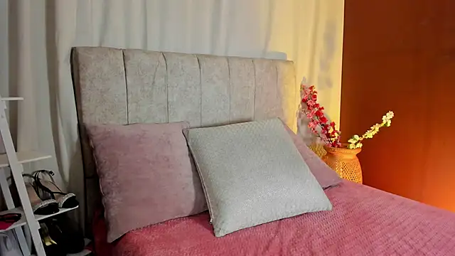 Snapshot of Little_Ivy chatting on September 2025 07:06:02 PM Little Ivy online show from September 2025 07:06:02 PM