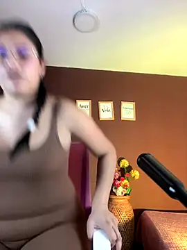 Snapshot of Little_Ivy chatting on November 2025 07:36:02 PM Little Ivy online show from November 2025 07:36:02 PM