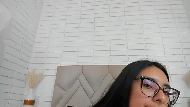 Isis Osman online show from October 2025 07:05:02 PM