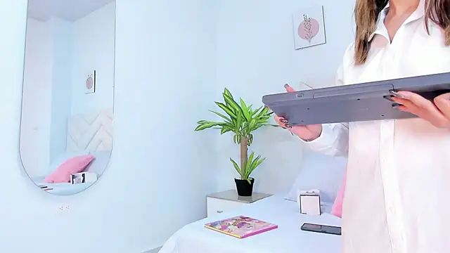 Snapshot of Bella_reaset18 chatting on December 2024 07:32:02 PM Bella reaset18 online show from December 2024 07:32:02 PM