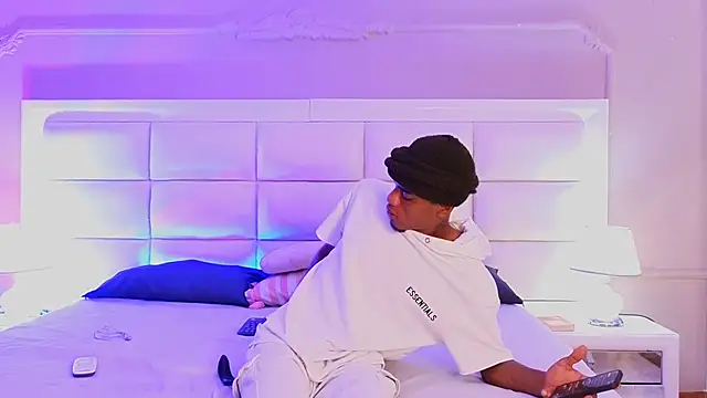 AaronCruz  online show from April 2026 10:12:02 PM