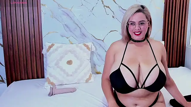 Snapshot of AdelyGinn chatting on January 2026 02:10:01 PM AdelyGinn online show from January 2026 02:10:01 PM