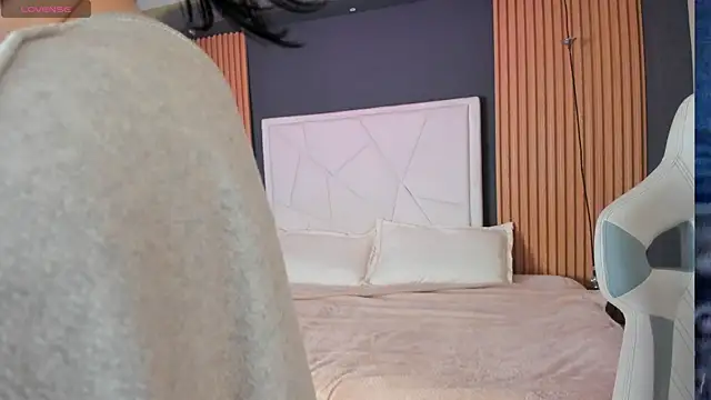 Lucy Smith2 online show from September 2025 08:45:01 PM