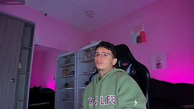 Snapshot of Ian_Castillo_ chatting on October 2025 11:08:02 AM Ian Castillo online show from October 2025 11:08:02 AM