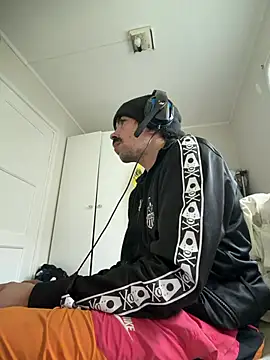 wolfwhite95 online show from May 2026 07:30:01 PM