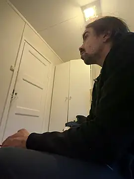 wolfwhite95 online show from June 2026 10:59:01 PM