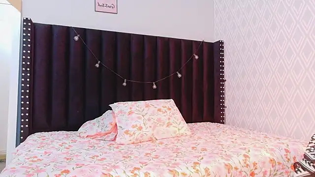 Snapshot of littleebonymommy chatting on September 2025 08:09:01 PM littleebonymommy online show from September 2025 08:09:01 PM