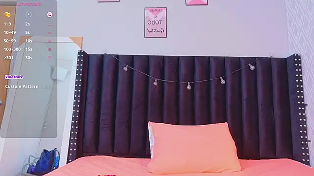 Snapshot of littleebonymommy chatting on September 2025 08:32:01 PM littleebonymommy online show from September 2025 08:32:01 PM