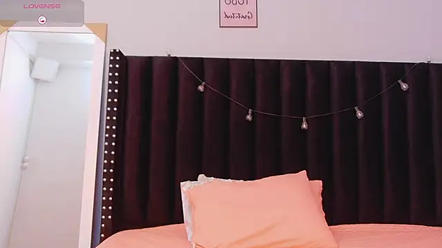 Snapshot of littleebonymommy chatting on September 2025 08:45:01 PM littleebonymommy online show from September 2025 08:45:01 PM