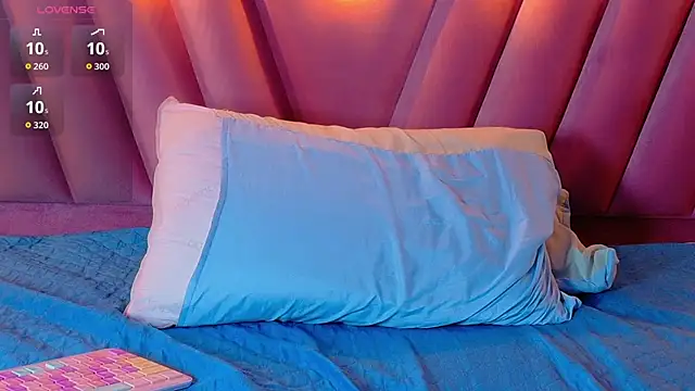 Snapshot of littleebonymommy chatting on October 2025 08:11:01 AM littleebonymommy online show from October 2025 08:11:01 AM