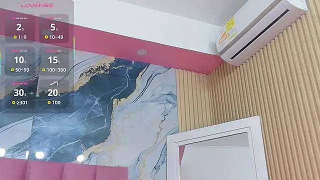 Snapshot of littleebonymommy chatting on November 2025 08:00:01 PM littleebonymommy online show from November 2025 08:00:01 PM