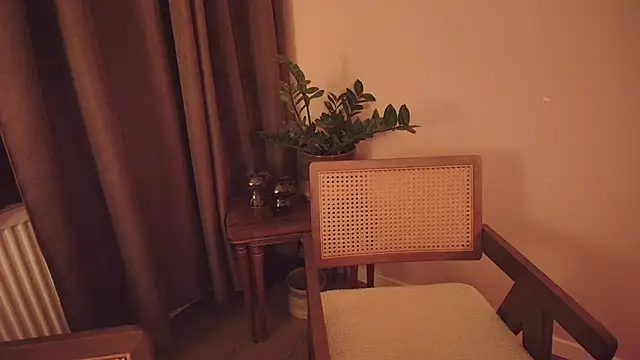 Nina24 online show from October 2025 08:25:01 PM