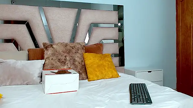 Snapshot of cintia_hills chatting on January 2025 04:04:02 AM cintia hills online show from January 2025 04:04:02 AM