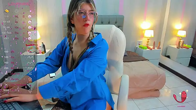 Snapshot of SEXMILLA_ chatting on February 2025 09:19:02 PM SEXMILLA online show from February 2025 09:19:02 PM