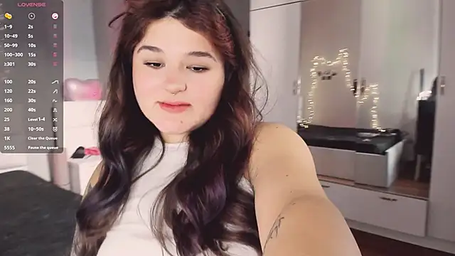 Snapshot of July_Slowdive chatting on October 2025 11:53:02 AM July Slowdive online show from October 2025 11:53:02 AM