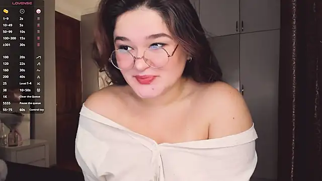 Snapshot of July_Slowdive chatting on November 2025 05:34:01 AM July Slowdive online show from November 2025 05:34:01 AM