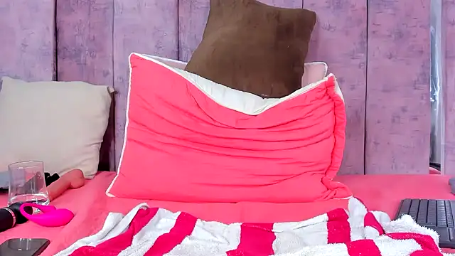 Snapshot of AshlieRoberts chatting on January 2025 05:58:01 PM AshlieRoberts online show from January 2025 05:58:01 PM