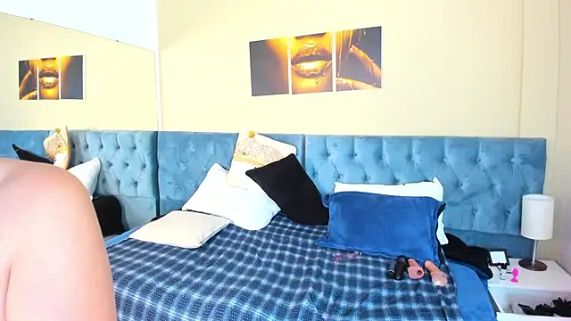 Snapshot of Sam_and_molly_ chatting on December 2024 10:43:01 PM Sam and molly online show from December 2024 10:43:01 PM