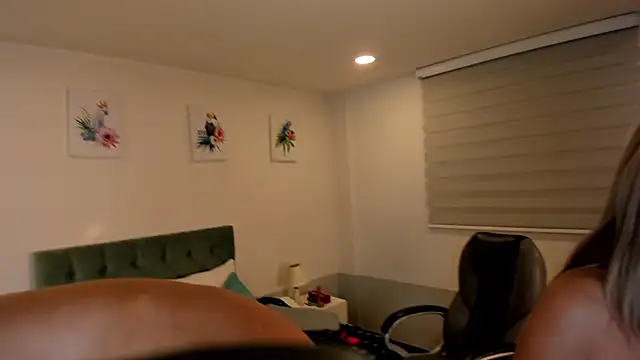 Snapshot of Sam_and_molly_ chatting on February 2025 10:04:02 PM Sam and molly online show from February 2025 10:04:02 PM