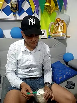 latinmartin73 online show from October 2025 11:55:01 PM