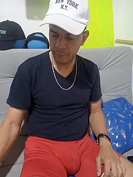 latinmartin73 online show from October 2025 05:30:01 PM