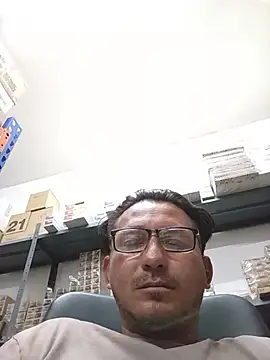 Andresguz35 online show from October 2025 04:29:02 PM