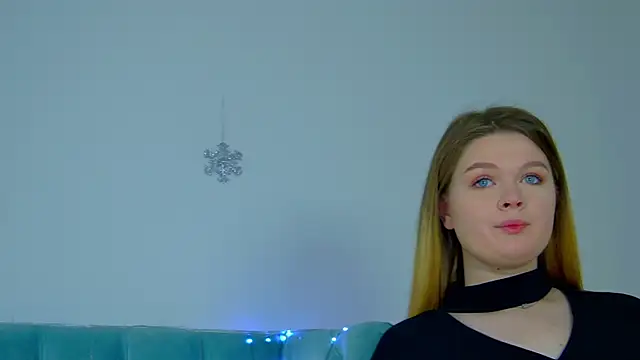 Snapshot of CrystalLyons chatting on December 2024 06:17:02 AM CrystalLyons online show from December 2024 06:17:02 AM