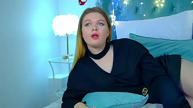 Snapshot of CrystalLyons chatting on December 2024 03:26:01 PM CrystalLyons online show from December 2024 03:26:01 PM