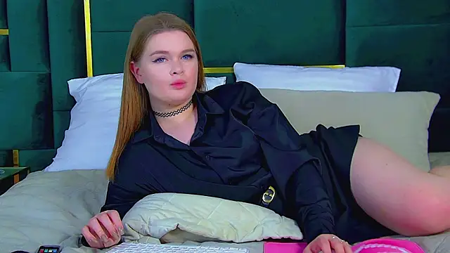 Snapshot of CrystalLyons chatting on March 2025 06:11:01 PM CrystalLyons online show from March 2025 06:11:01 PM