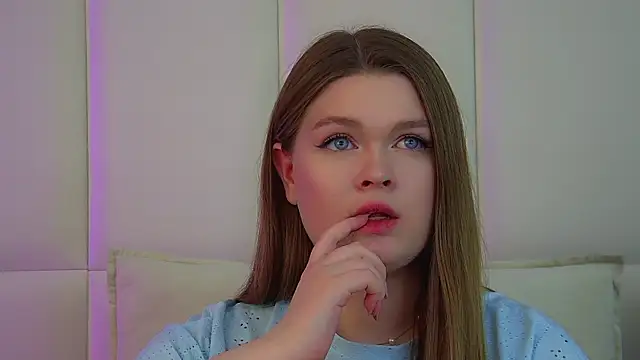 CrystalLyons online show from March 2026 06:19:01 AM