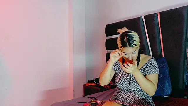 AliceandMax online show from April 2026 02:00:02 PM