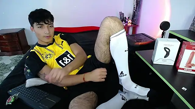 Snapshot of dylan_fun18 chatting on February 2025 10:42:02 PM dylan fun18 online show from February 2025 10:42:02 PM