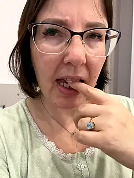 Snapshot of B_Bonya_m chatting on September 2025 04:06:02 AM B Bonya m online show from September 2025 04:06:02 AM