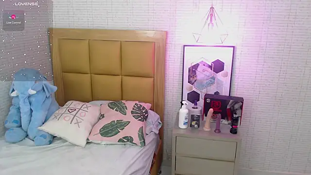 MAGNOLEROY online show from January 2025 10:19:01 PM