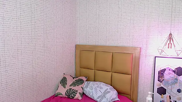 MAGNOLEROY online show from February 2025 10:40:01 PM