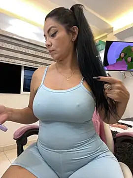 Snapshot of Hot_beauty__ chatting on November 2025 02:43:02 AM Hot beauty online show from November 2025 02:43:02 AM