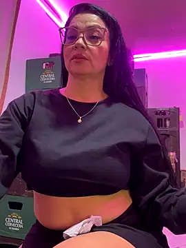 Snapshot of Hot_beauty__ chatting on November 2025 05:43:01 AM Hot beauty online show from November 2025 05:43:01 AM