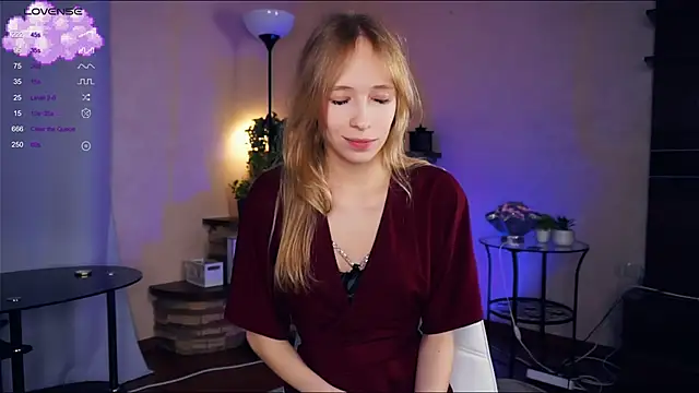 Snapshot of LynetBurby chatting on December 2024 11:32:01 PM LynetBurby online show from December 2024 11:32:01 PM