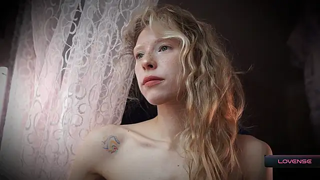 Snapshot of _Phantom_thread_ chatting on November 2025 09:31:01 AM Phantom thread online show from November 2025 09:31:01 AM